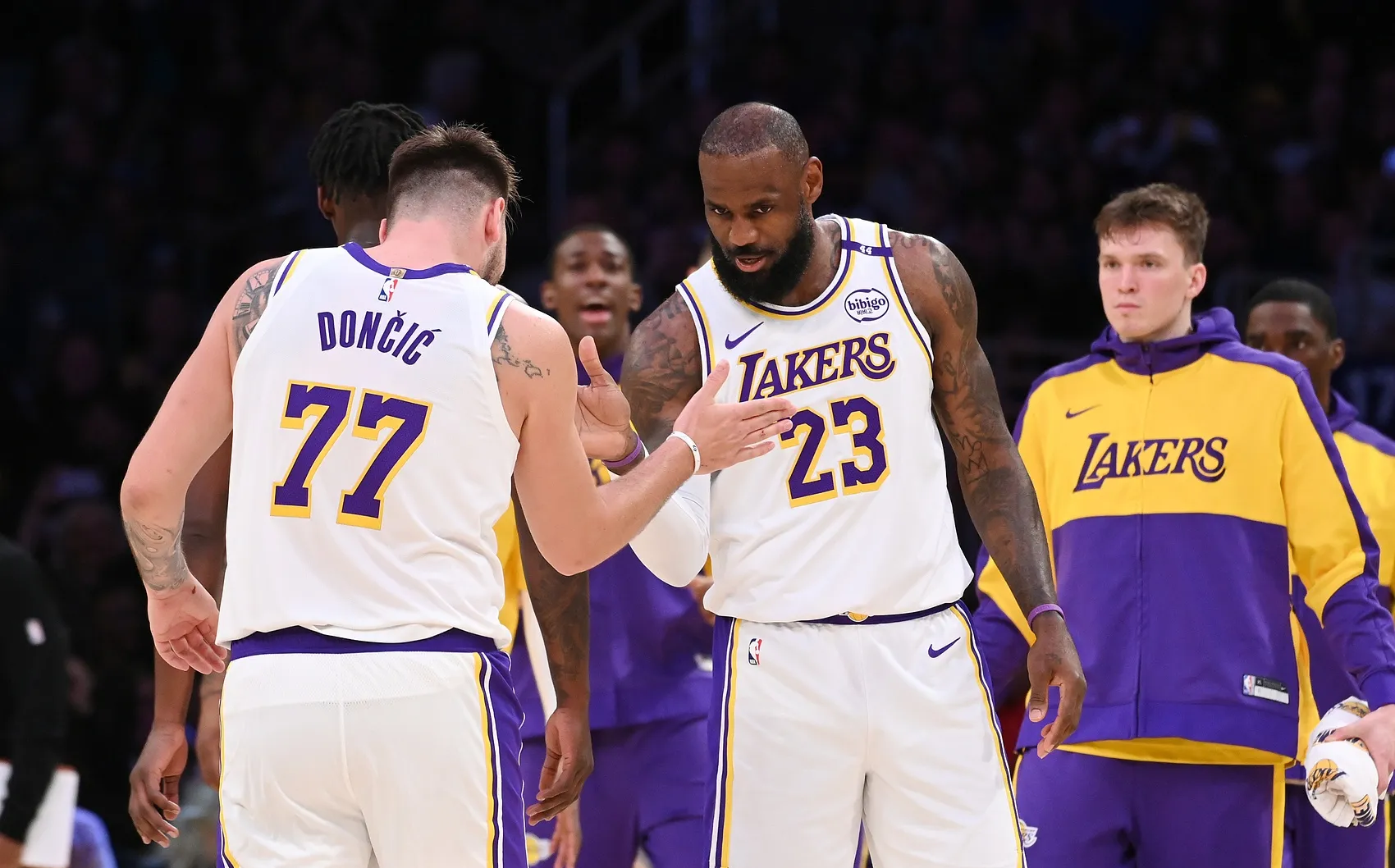 NBA西部强强对决:湖人力克快船保持不败 NBA西部强强对决:湖人力克快船保持不败
