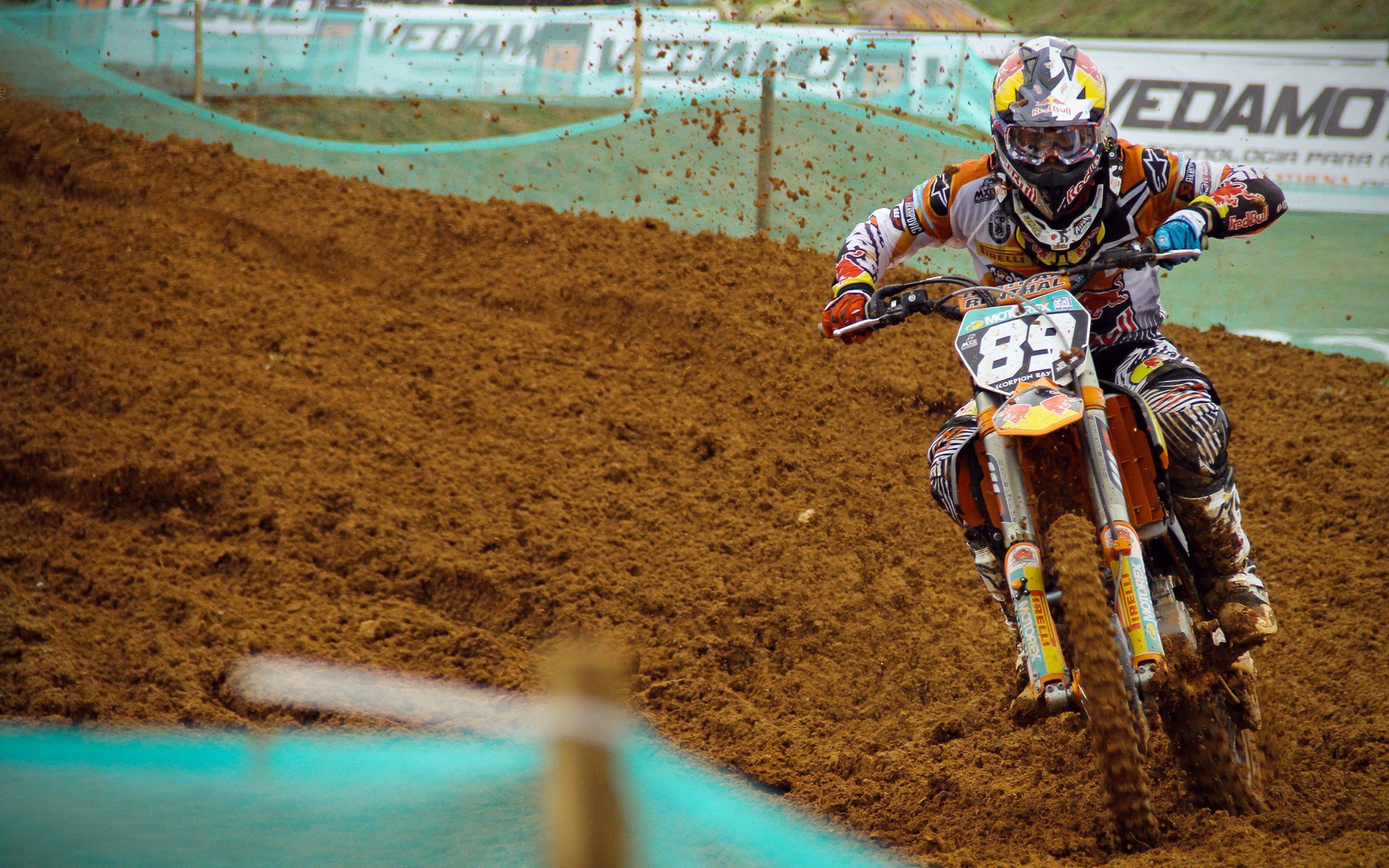 塞恩斯一骑绝尘，阿斯顿马丁绝杀梅赛德斯，一场策略与勇气的胜利