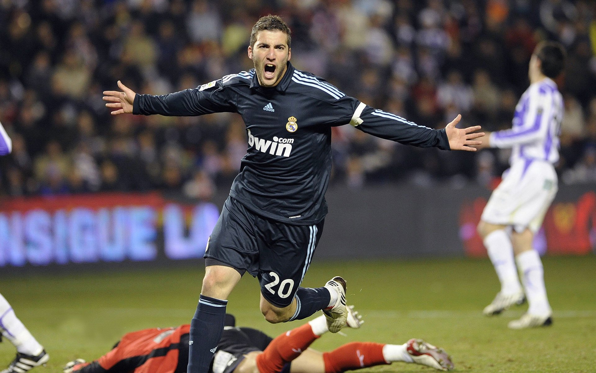 赛道上的逆袭，雷诺车队碾压梅赛德斯，拉塞尔带队取胜